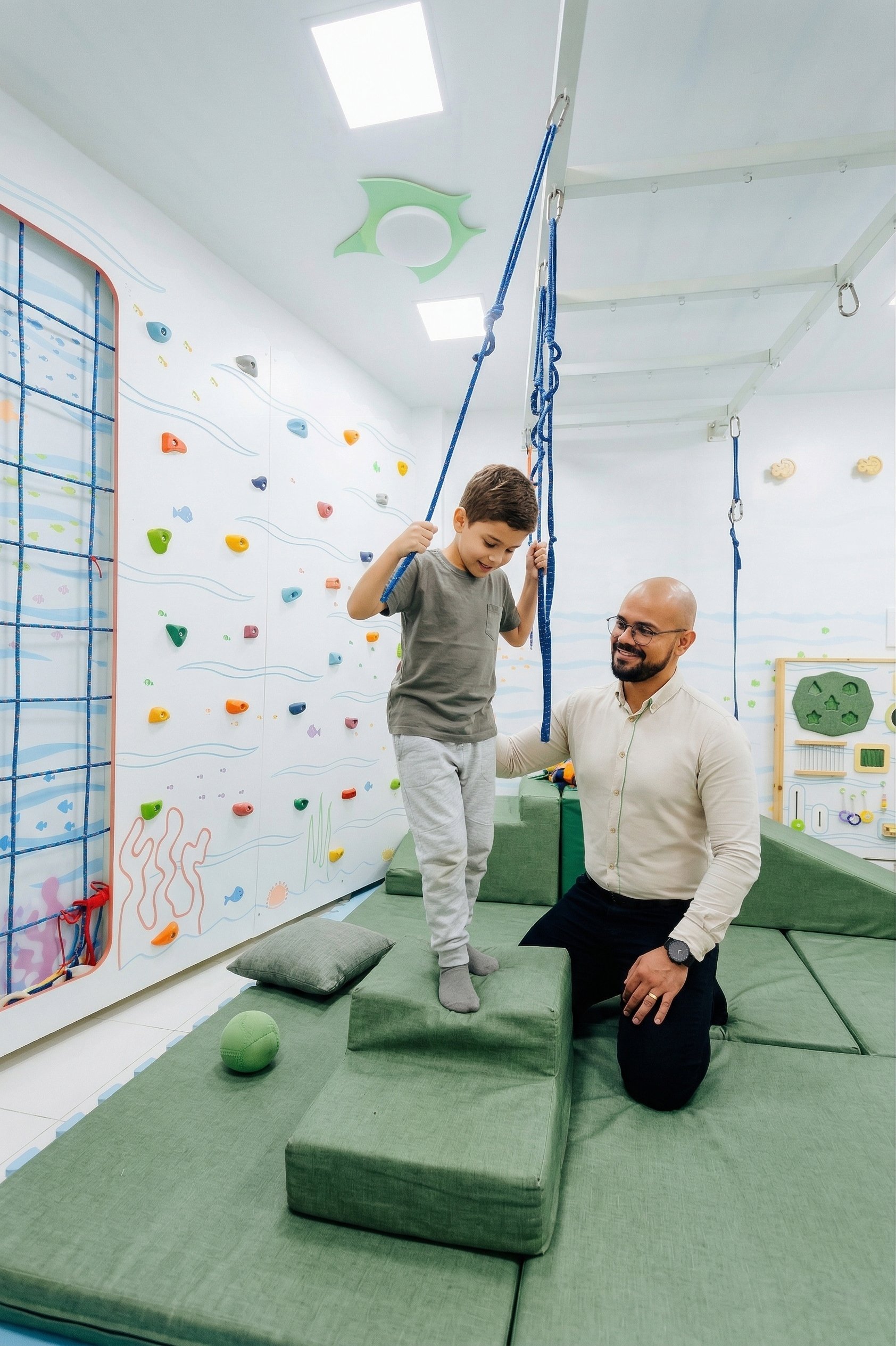 Terapeuta ocupacional Márcio em atendimento infantil na Clínica Elo Aracaju